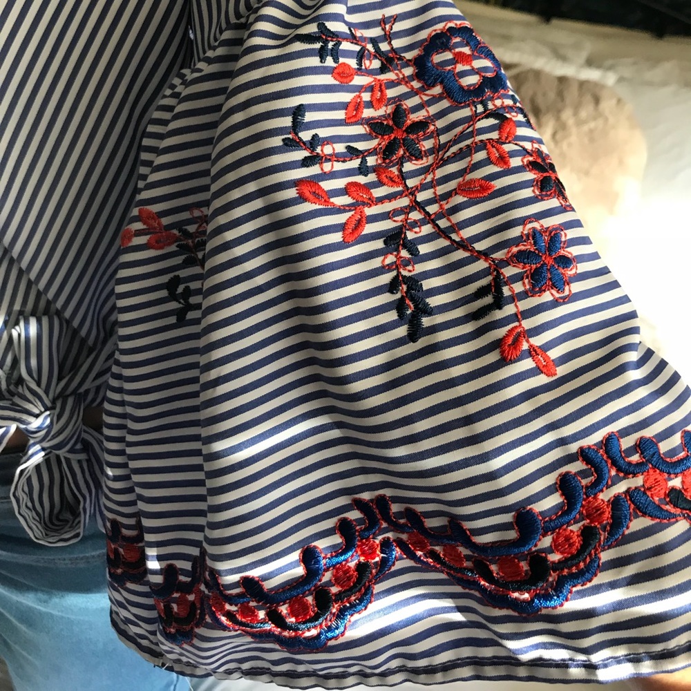 ✨new✨ Blue & White striped wrap blouse - Picture 5 of 6